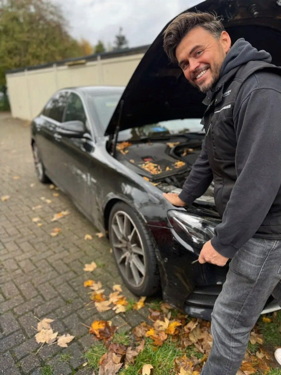 Kfz Gutachter für Castrop-Rauxel: Carsten Heiken bei der Fahrzeugbegutachtung